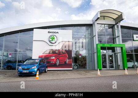 PRAGUE, RÉPUBLIQUE TCHÈQUE - le 22 septembre 2018 : Skoda Auto logo de l'entreprise concessionnaire building le 22 septembre 2018 à Prague, République tchèque. Banque D'Images