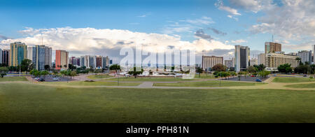 Vue panoramique de la ville de Brasilia et Burle Marx Jardin Parc - Brasilia, District Fédéral, Brésil Banque D'Images