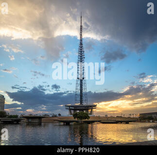 Tour de télévision de Brasilia au coucher du soleil - Brasilia, District Fédéral, Brésil Banque D'Images