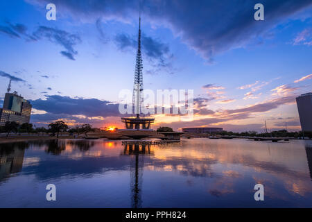 Tour de télévision de Brasilia au coucher du soleil - Brasilia, District Fédéral, Brésil Banque D'Images
