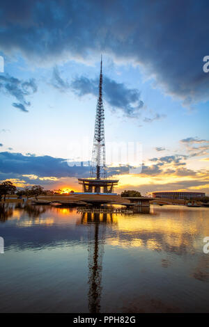 Tour de télévision de Brasilia au coucher du soleil - Brasilia, District Fédéral, Brésil Banque D'Images