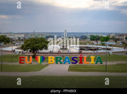 Signe de Brasilia à Burle Marx Jardin Parc et la tour de télévision - Brasilia, District Fédéral, Brésil Banque D'Images