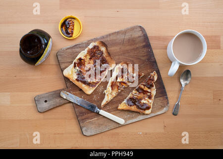 Marmite sur toast de pain en bois sur un board Banque D'Images