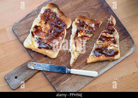 Marmite sur toast de pain en bois sur un board Banque D'Images