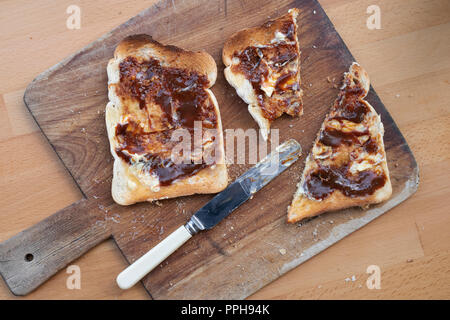 Marmite sur toast de pain en bois sur un board Banque D'Images