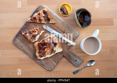 Marmite sur toast de pain en bois sur un board Banque D'Images