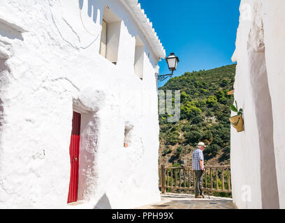 Plus un homme portant chapeau Panama à côté de maisons blanches à admirer sur la montagne dans le vieux village Maure de Salares, Axarquía, Andalousie, Espagne Banque D'Images