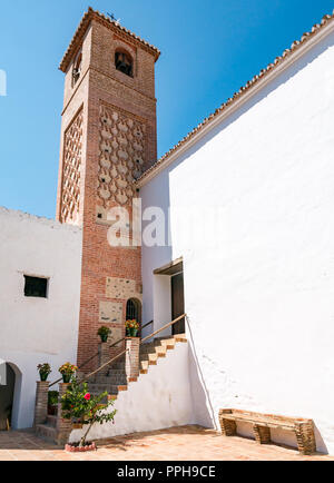 Saint Catholique Ana église avec clocher Minaret Arabe, ancien village Maure sur route mudéjar, Salares, Axarquía, Andalousie, Espagne Banque D'Images