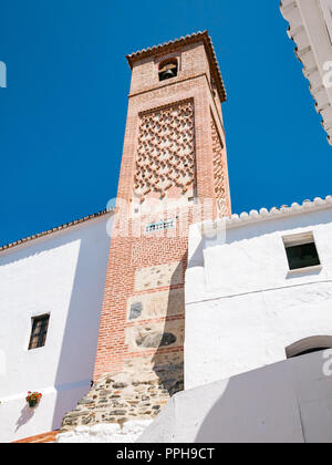 Saint Catholique Ana église avec clocher Minaret Arabe, ancien village Maure sur route mudéjar, Salares, Axarquía, Andalousie, Espagne Banque D'Images