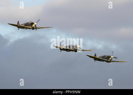 Survol de la formation par trois Supermarine Spitfire de conclure le spectacle aérien de septembre. Banque D'Images