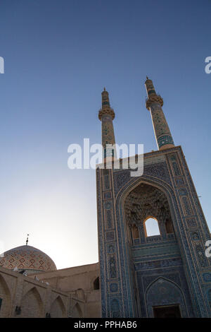 Mosquée Jameh, avec ses minarets carreaux, vu au coucher du soleil. Mosquée Jameh est l'un des symboles de la ville de Yazd, au milieu du désert Banque D'Images