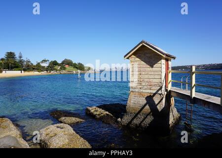 Camp Cove désaffectées Pier avec l'horizon de Sydney dans la distance Banque D'Images