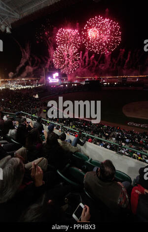 Fuegos artificiales durante la inauguración de la Serie del Caribe en 2013 profesamente Estadio Sonora, construido para este Encuentro Internacional. Banque D'Images