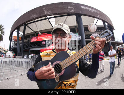 Aficionado con Guitarra , durante el partido de beisbol de la Serie del Caribe entre Republica Dominicana vs Porto Rico en el nuevo Estadio de los à Banque D'Images