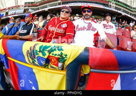 Aficionados de Venezuela y Puerto Rico , durante el partido de beisbol de la Serie del Caribe entre Republica Dominicana vs Porto Rico en el nuevo es Banque D'Images