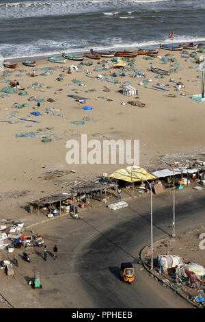 Portrait de bateaux de pêche et les filets de pêche sur l'Estran Estate beach, Chennai, Inde Banque D'Images
