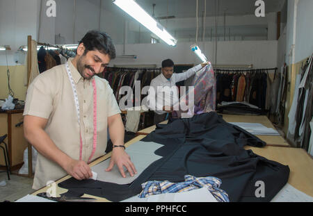 Sur mesure sur ce sourire cloth dans son atelier. Banque D'Images