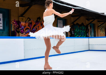 Patineur femelle Dancing on Ice Rink Banque D'Images