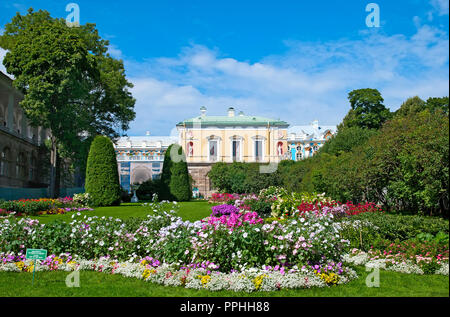 TSARSKOYE SELO, SAINT-PETERSBOURG, Russie - le 30 juillet 2013 : Freylinsky (Jardin Jardin bonnes de l'honneur). Sur l'arrière-plan est le bain froid Pavilion. Banque D'Images