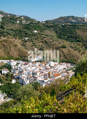 Maisons Blanches et Minaret Arabe converti au clocher de l'église, Archez, route mudéjar dans les Sierras de Tejeda, parc naturel, l'Axarquia Andalousie, Espagne Banque D'Images