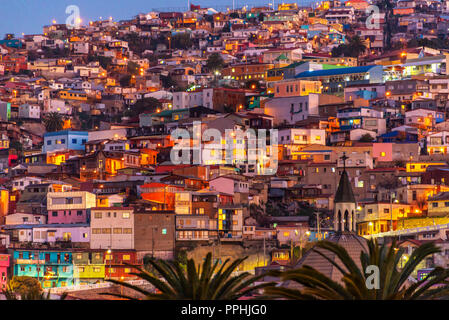 Maisons colorées illuminée la nuit sur une colline de Valparaiso, Chili Banque D'Images