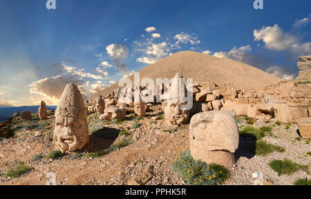 Tête de la statue de gauche, Zeus, la Commagène, Apollo, Herekles & Eagle en face de la Tombe Royale 62 AV , Terrasse ouest, le Mont Nemrut Dagi Nemrud ou Banque D'Images