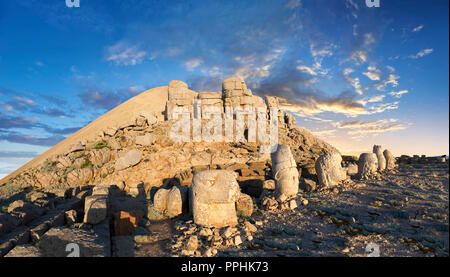 Statue tête au coucher du soleil, à partir de la gauche, l'Aigle, Antiochus, la Commagène, Zeus, Apollon, & Herekles, terrasse est, le Mont Nemrut Dagi Nemrud ou Banque D'Images