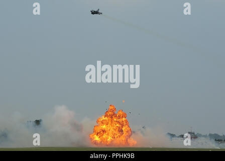 Démonstration de bombardement du scénario de force par RAF, avion bombardier à réaction Panavia Tornado de la Royal Air Force. Voler à grande vitesse au-dessus d'une explosion pyrotechnique Banque D'Images