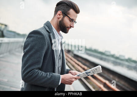 Voyage d'affaires. Young Woman Reading newspaper fer close-up Banque D'Images