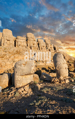 Statue tête au lever du soleil, de gauche, Eagle & Antiochus terrasse est, le Mont Nemrut Dagi Nemrud ou sommet, près de Adıyaman, Turquie Banque D'Images