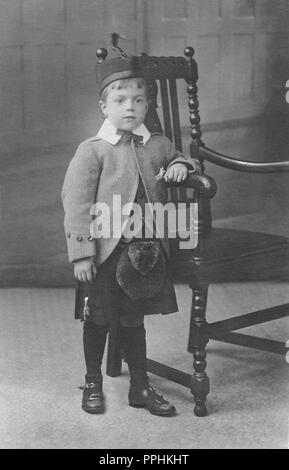 Un portrait d'un jeune garçon de l'époque victorienne ou édouardienne, qui est vêtu de la tenue des Highlands. Banque D'Images