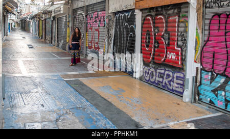 Athènes Grèce/Août 16, 2018 : marché aux puces fermé avec un graffiti sur les portes fermées Banque D'Images