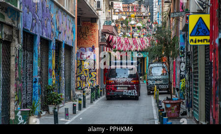 Athènes Grèce/Août 17, 2018 : deux wagons couverts de graffitis sur une rue couverte de graffiti Banque D'Images