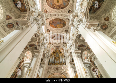 Kirchenorgel Deckenfresken und im Dom Saint Stéphane, Passau, Bayern, Deutschland | orgue et fresques au plafond, la cathédrale St Stephen, Passau Banque D'Images
