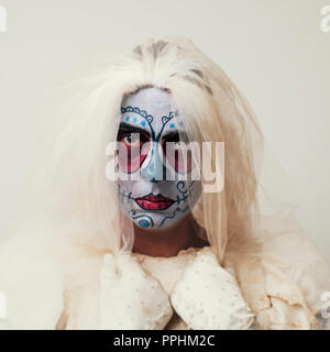 Portrait d'une jeune mariée avec un comté du maquillage, le port du voile, sur un fond blanc. Banque D'Images