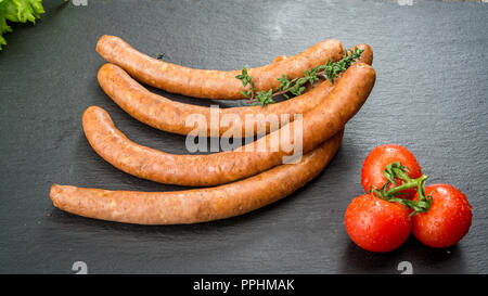 Arrière-plan de l'alimentation. Snack-stick les saucisses sur une table en bois Banque D'Images