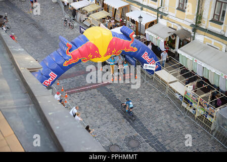 Kiev, UKRAINE - le 22 septembre : Les coureurs sont sur Red Bull Hill Chasers le 22 septembre 2018 à Kiev, Ukraine. C'est le vélo de course de sprint en montée. Takin Banque D'Images