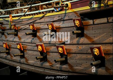 Warship Vasa. Construite entre 1626-1628. L'échelle 1:10. Dix voiles ensemble. C'est 6,93 m de long et 4,75 m de haut. Cannonry. Détail. Stockholm. La Suède. Musée Vasa. Banque D'Images