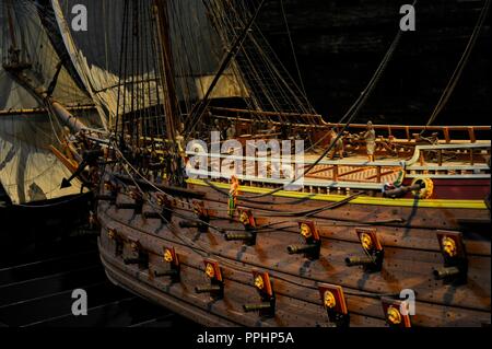 Warship Vasa. Construite entre 1626-1628. L'échelle 1:10. Dix voiles ensemble. C'est 6,93 m de long et 4,75 m de haut. Cannonry. Détail. Stockholm. La Suède. Musée Vasa. Banque D'Images