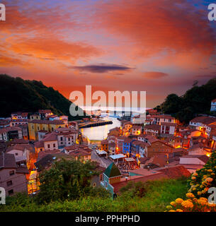 Cudillero village dans les Asturies en Espagne Banque D'Images