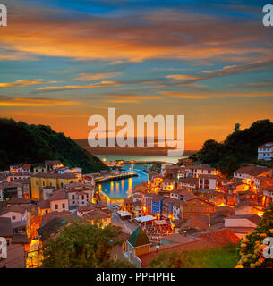 Cudillero village dans les Asturies en Espagne Banque D'Images