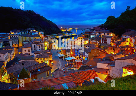 Cudillero village dans les Asturies en Espagne Banque D'Images