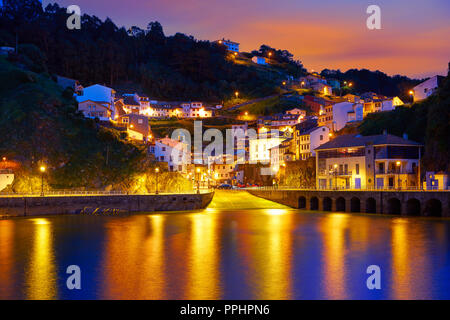 Cudillero village dans les Asturies en Espagne Banque D'Images