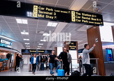 L'Aéroport International de Manchester à T1 avec hall d'arrivée de passagers à l'arrivée Banque D'Images