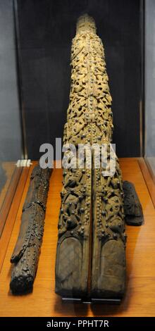 Vestiges d'un traîneau en bois, décorées avec des reliefs et des clous d'argent et de bronze. Trouvé dans la tombe du bateau d'Oseberg, la Norvège. 9e siècle. Viking Ship Museum. Oslo. La Norvège. Banque D'Images