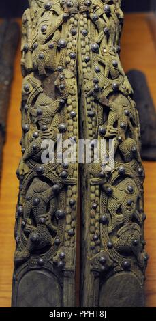 Vestiges d'un traîneau en bois, décorées avec des reliefs et des clous d'argent et de bronze. Trouvé dans la tombe du bateau d'Oseberg, la Norvège. 9e siècle. Viking Ship Museum. Oslo. La Norvège. Banque D'Images