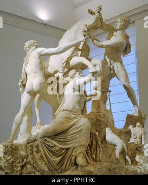 Les Farnèse et Bull. Copie romaine (3e siècle) d'une sculpture hellénistique. Mythe de la Dirce. Elle a été attachée à un taureau sauvage par les fils d'Antiope, Amphion et Zethus. De thermes de Caracalla, Rome. Musée Archéologique National, Naples. L'Italie. Banque D'Images