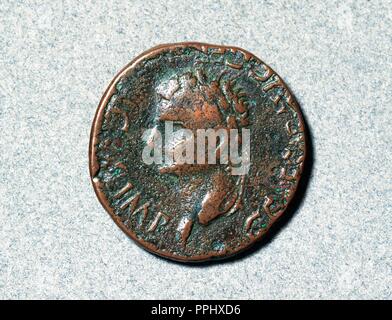 Pièce de monnaie romaine. Haut Empire. 1er siècle. Légende : C. Caesar Aug ger (mani) cus imp. Ère de Caligula. Le bronze. De menthe Segobriga. Musée historique de Sabadell. La Catalogne, Espagne. Banque D'Images