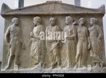 L'art grec et Artemis Kephisos avec trois nymphes. En. Fête votive relief, 410 BC. De Phaleron. Musée Archéologique National, Athènes, Grèce. Banque D'Images