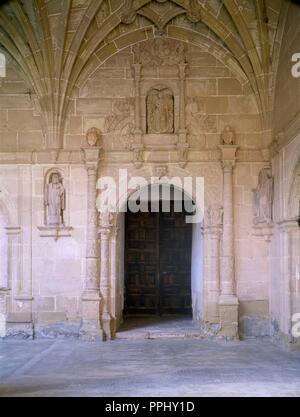 CLAUSTRO-PUERTA DE ACCESO A LA IGLESIA DESDE EL CLAUSTRO. Lieu : Monastère de Yuso. SAN MILLAN DE LA COGOLLA. Rioja. L'ESPAGNE. Banque D'Images